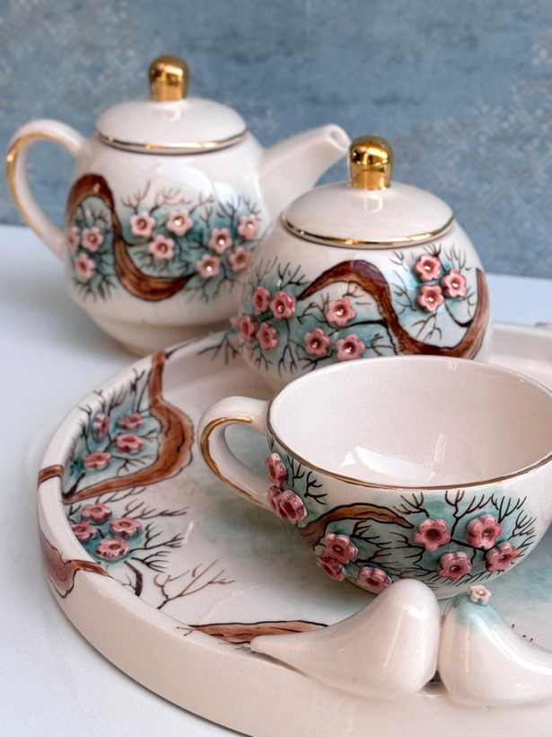 ست چای خوری چینی (قوری،قندان،فنجان،سینی) طرح شکوفه برجسته
