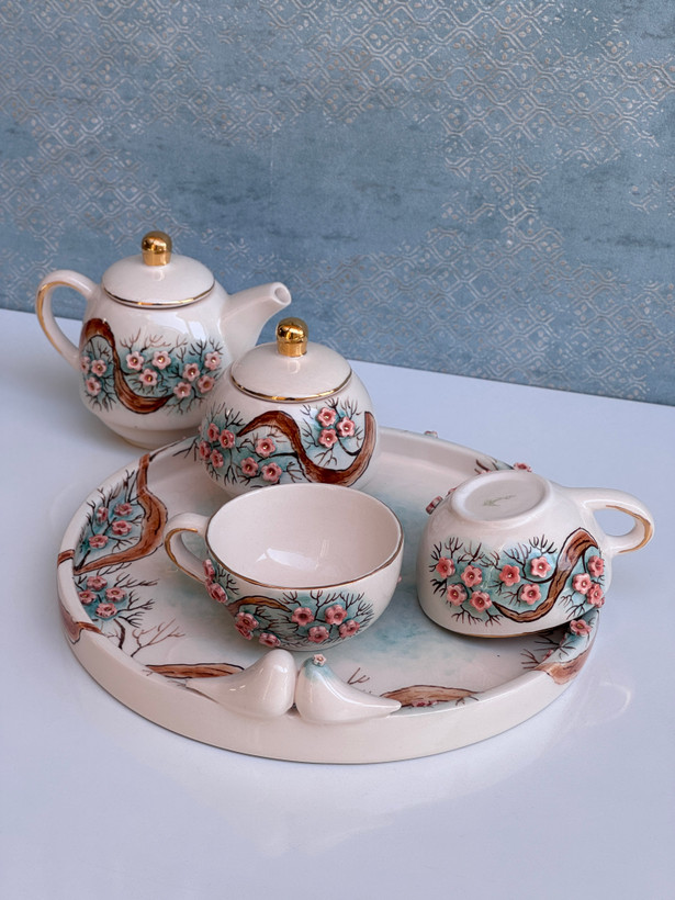 ست چای خوری چینی (قوری،قندان،فنجان،سینی) طرح شکوفه برجسته