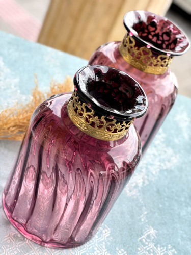 گلدان شیشه ای بنفش با گردن طلایی