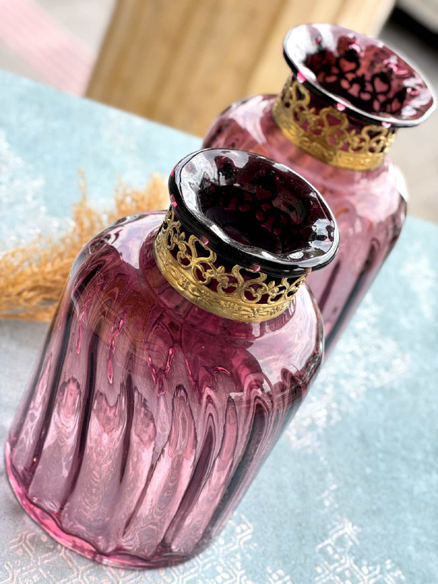گلدان شیشه ای بنفش با گردن طلایی