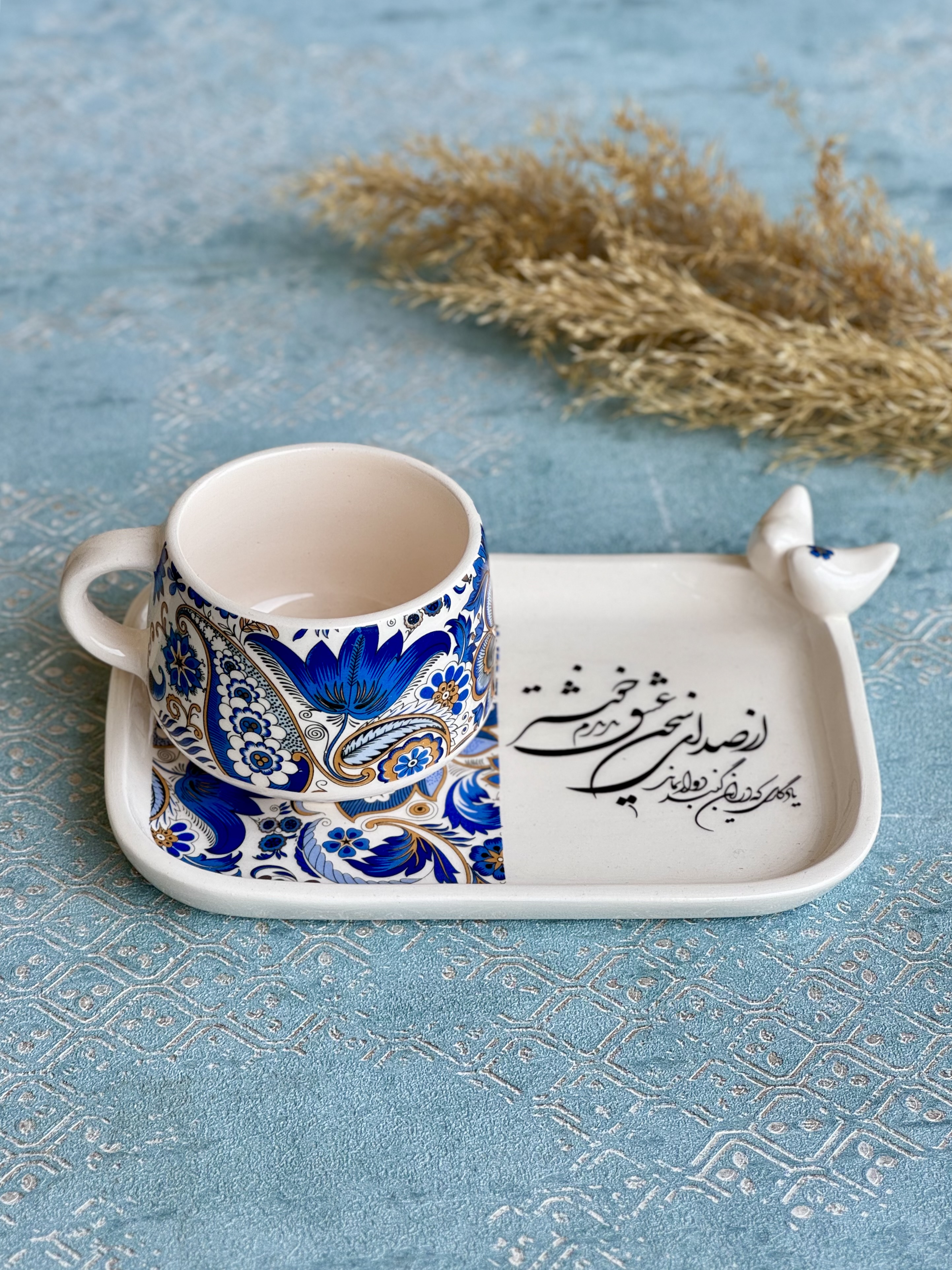 فنجان قهوه خوری و پیشدستی زیری طرح شعر تایپوگرافی