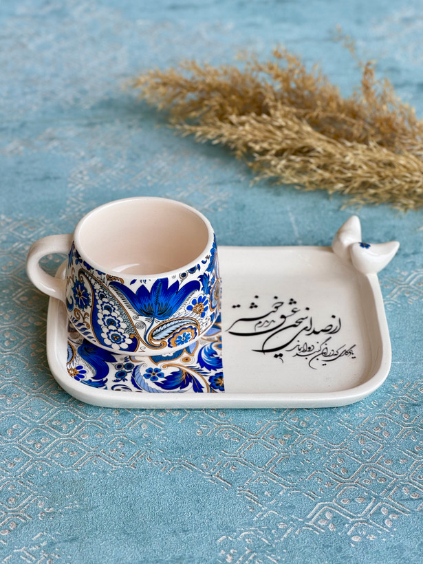فنجان قهوه خوری و پیشدستی زیری طرح شعر تایپوگرافی