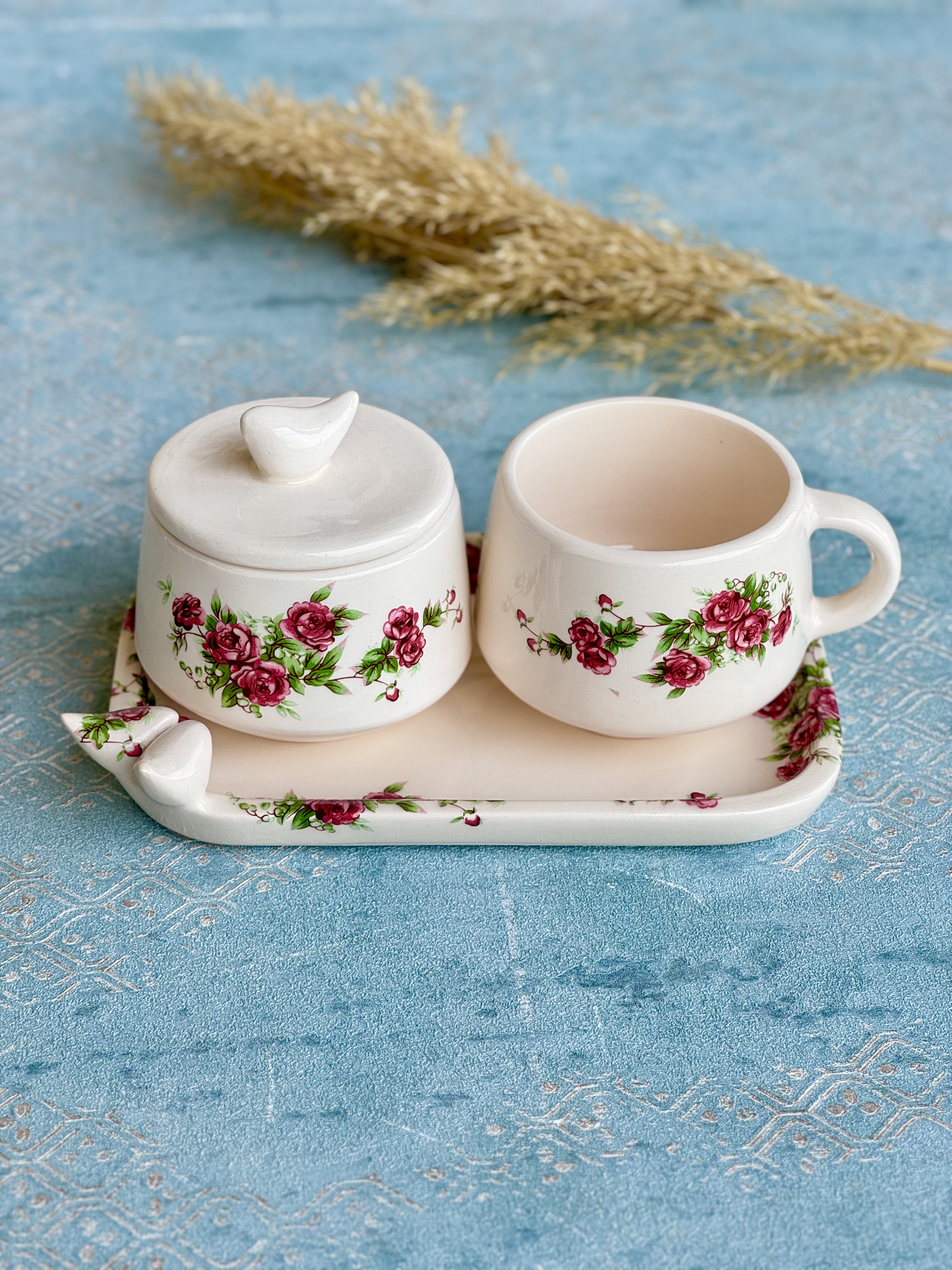 ست تک نفره فنجان قهوه خوری قندان و پیشدستی گل سرخی